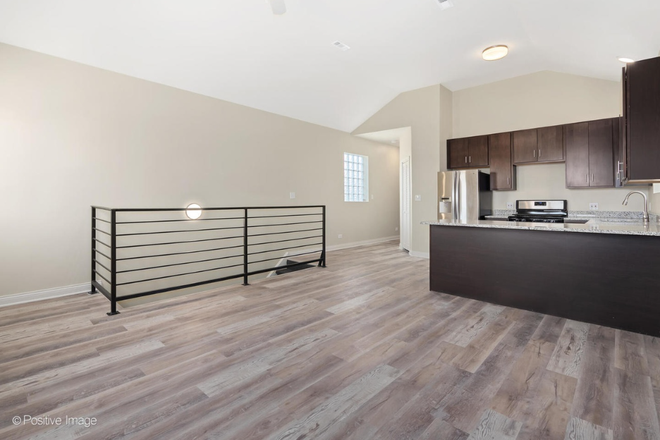 Living Room - Medical District 3 bedroom/2 full bathroom. 1200 sqft. Student-Friendly. **PERFECT for MED stdnts Triplex