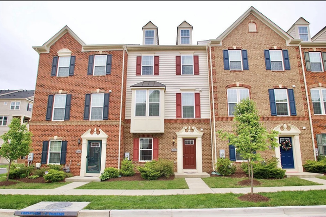 Outside Street View - Greenbelt Townhome, 1 mile off-campus