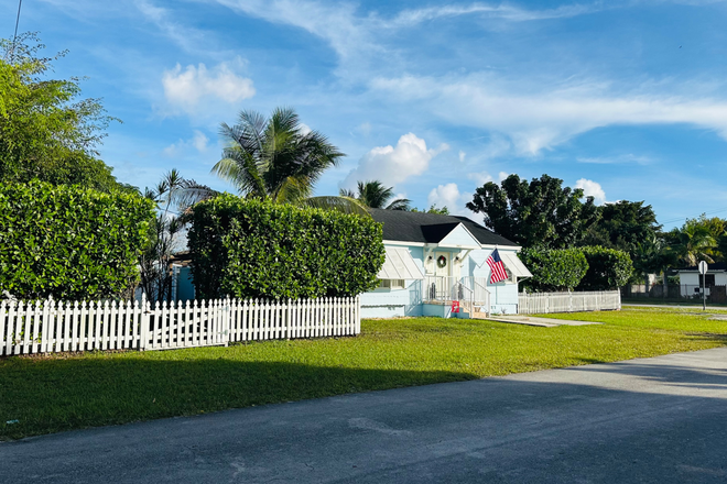 Front entrance - Beautiful Key West Style Home