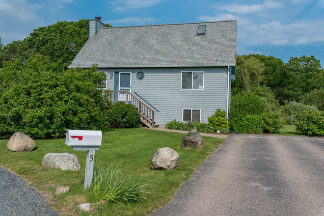 Front of House - Available for a group of 4! 4 Bedroom in Narragansett! House