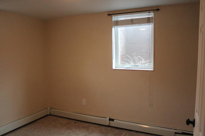 Bedroom - Room available May 8 - July 31 in Table Mesa!