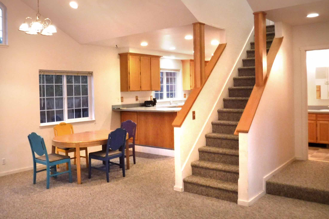 Great room - Large modern 4-bedroom house 2 blocks from UO needs tenants