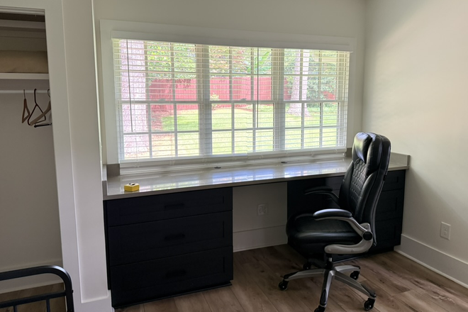 Bulit in desk with new office chair - Clairmont Heights - New room with kitchenette and built in desk, furnished with utilities included