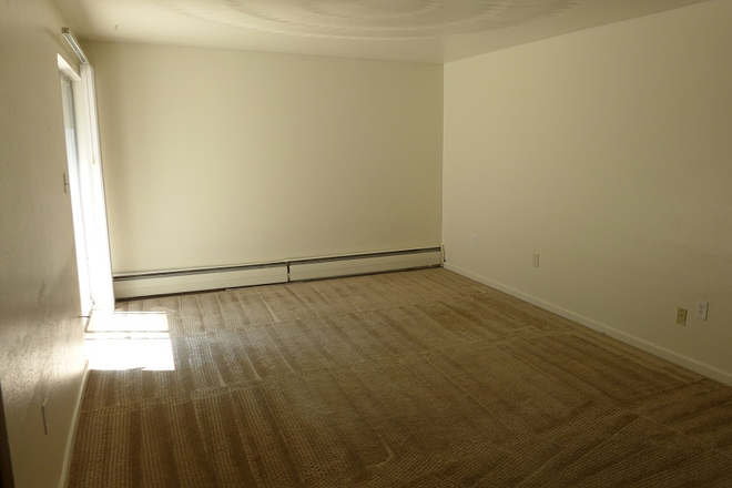 2 - AVAILABLE NOW!: 2655 Mapleton Ave #102 Apartments