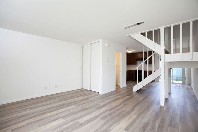 - Wonderful Remodeled 2-Story 2BD/1.5BA Townhome in North PB! Parking & Laundry! $3,995/mo