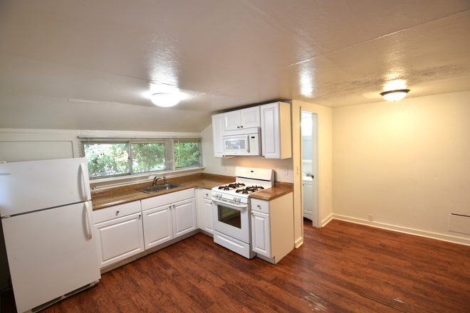 645 1/2 - 645 Arapahoe Ave. (Studio/1BA)