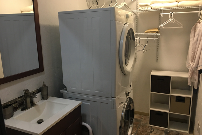Washer/dryer area - Guest Cottage close to Campus