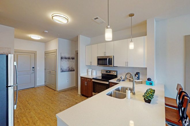 kitchen - The finmore at 241 Apartments