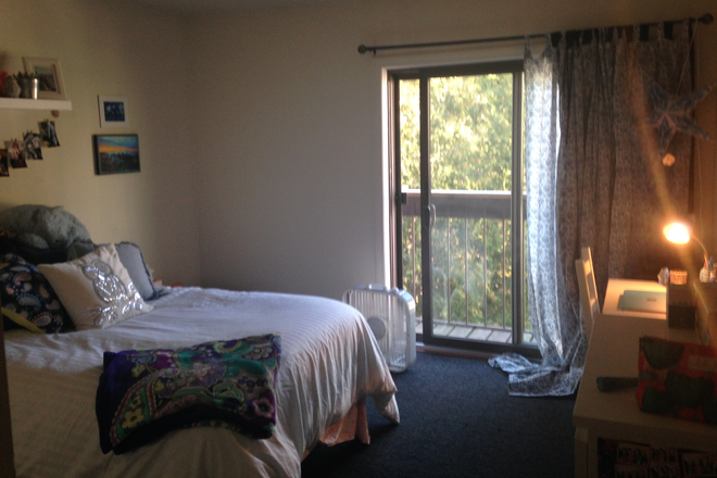 Bedroom 1 - 2027-2028 Condo 5 min walk to campus and 10 min walk to Church St