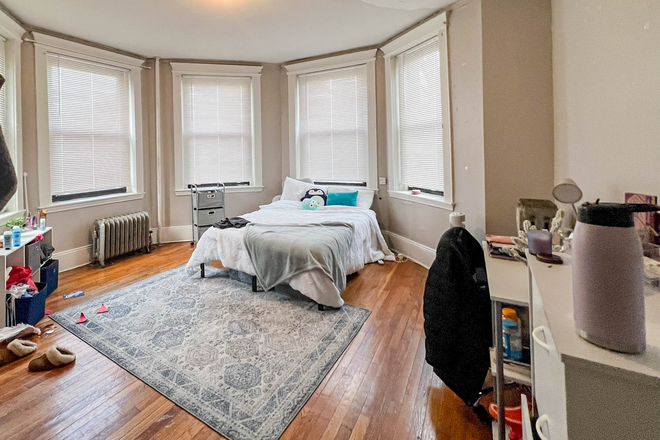 - NO FEE!!! 1 MINUTE FROM BABCOCK T STOP & STAR MARKET! HUGE EQUAL SIZE BEDROOMS!