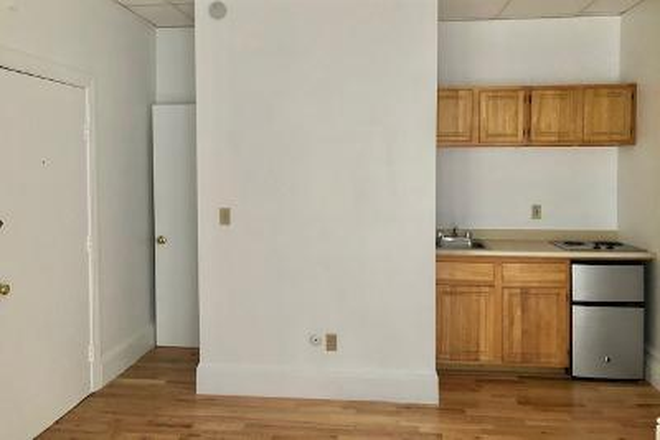 STUDIO - NO BROKER FEE - UNFURNISHED BACK BAY STUDIO AT 405 BEACON STREET AVAILABLE 9/1/2026 Apartments
