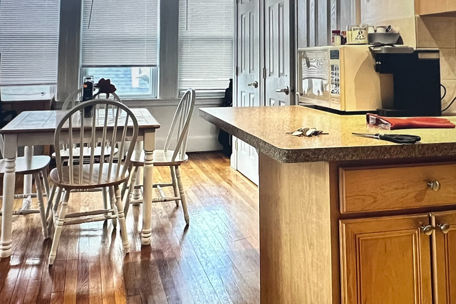 . - Sunny and bright three-bedroom property in desirable Somerville Apartments