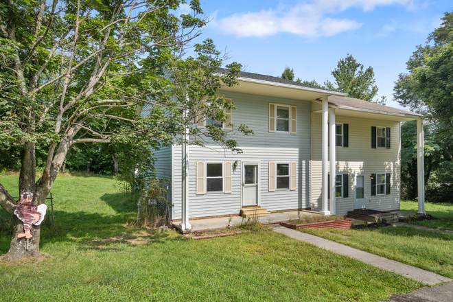 Front - Convenient Location! End Unit 3 bed/ 2 1/2 bath pet friendly with fenced yard