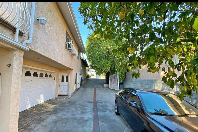 Driveway - Huge Pasadena House For Students - Private Bedroom Private Bathroom