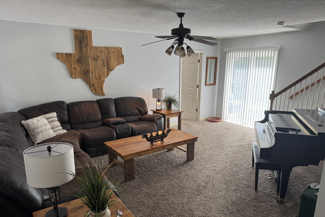 Living room - ​Spacious Rental Home on Berkeley Dr Close to Clemson Campus, no application fee