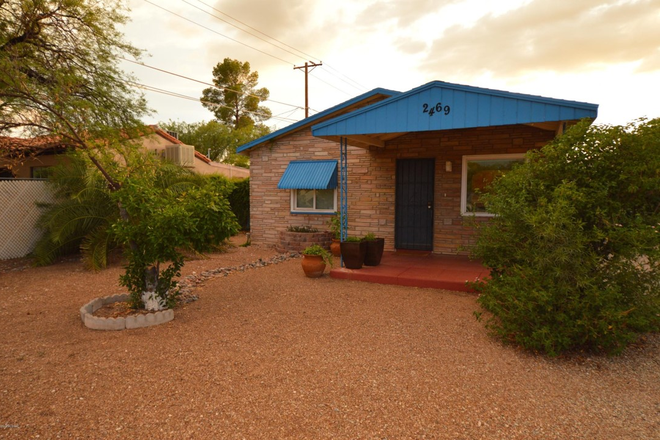 Street view - 3 bd/2 ba close to Banner UMC and U of A, just off Mountain bike path/Cat Tran short- or long-term