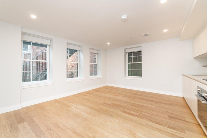 1 - SEPT 2026 – Modern North End Studio with In-Unit Laundry & Central A/C, Student OK! No Broker Fees! Apartments