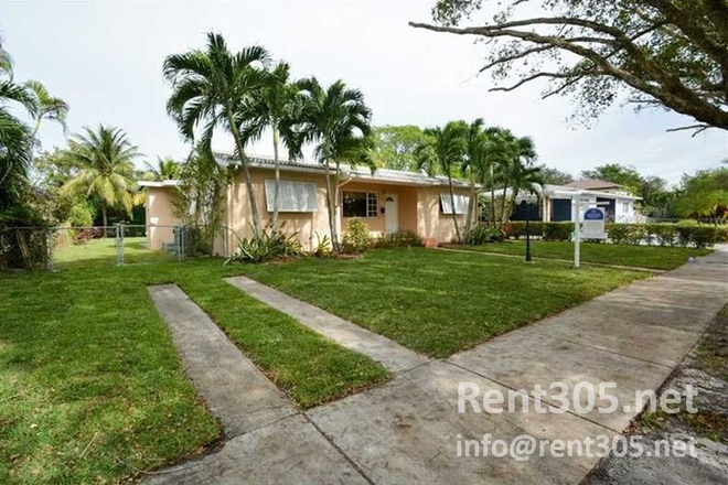 Beautiful 3 bedroom, 2 bathroom home in the middle of Miami. Four blocks to Bird-Ludlum Shopping Area. Five minute drive to University of Mi - Beautiful 3-bedroom, 2-bathroom home in the middle of Miami