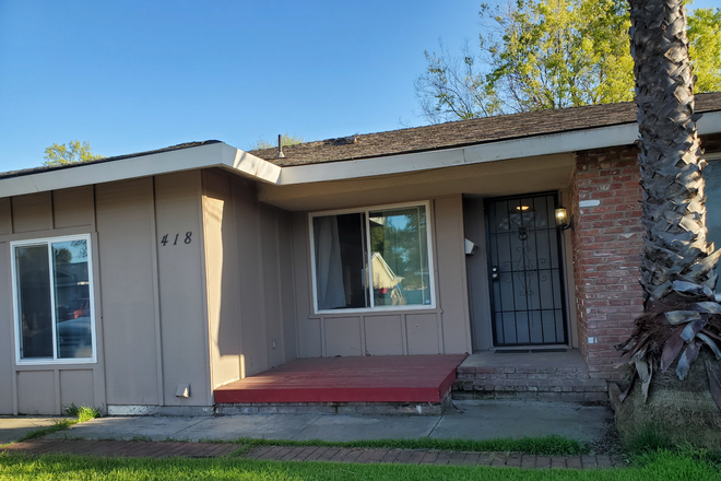 front view - Spacious 4 bedroom house centrally located (5 min walk to bus, 10 min walk to grocery/restaurants)