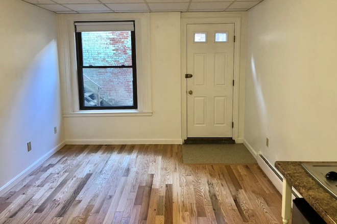 Hub Realty - Back Bay studio with kitchenette and yard, in beautiful brownstone Apartments