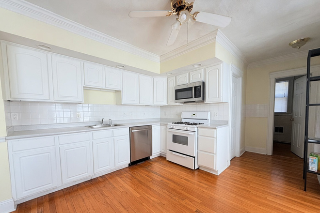 . - Renovated bright beautiful pet friendly apartment by the train