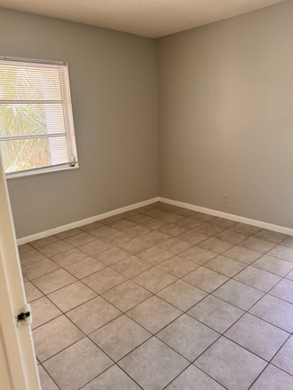 Bethroom 2 - Oaks of Boca. FAU walking distance, Pleasant location, very convenient for students and U Apartments
