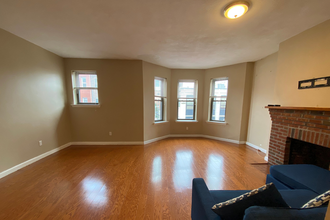 1 - LARGE 2 bedroom on Gainsborough with In unit laundry Renovated