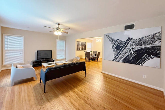 Living Room - Short-Term Housing 5 Minutes Walking or Biking Distance to RICE University Campus