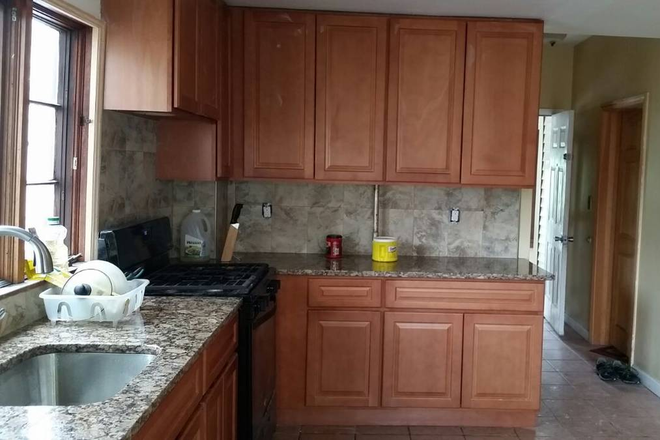 kitchen - Large 3 bed 2 bath. Steps from Tufts Buildings. Non-Party Atmosphere.
