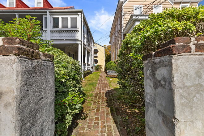 Walkway - Bee St Carriage House