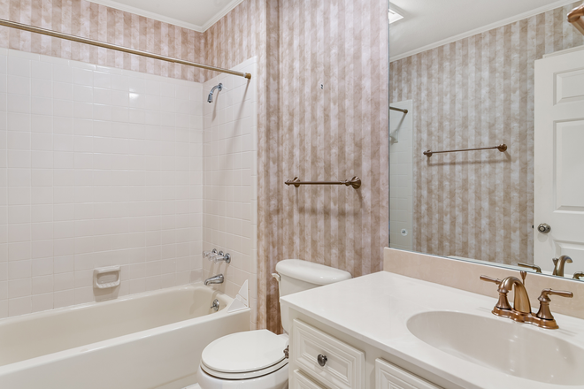 Upstairs Bathroom - 3BR Townhouse in Great Location!