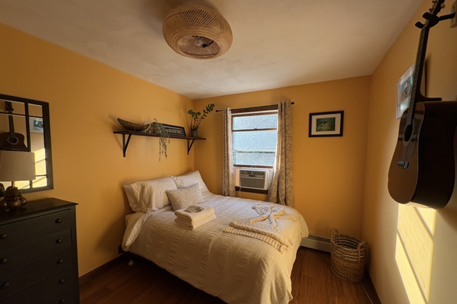 Bedroom - pet friendly + fenced yard ; 5 mins to Ocean Mist & 10 mins to URI
