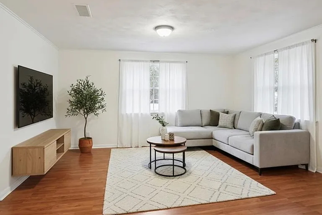 Living Room - 3 Bed 2 Bath House minutes from campus