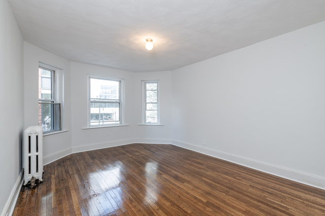 Hub Realty - Prime location, spacious 1 bedroom, elevator and laundry in building, free one month rent