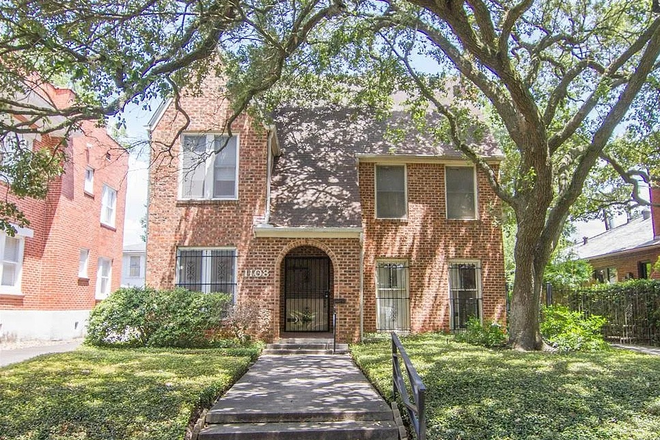 Front yard - Large two-bedroom house (duplex split); Short bike/walk to campus