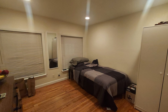 Bedroom for sublet - Summer Sublet close to Northeastern University