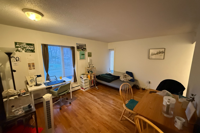 - - No Broker Fee!! Close to Campus! Spacious 1 bed w/ Heat & Hot Water Incld