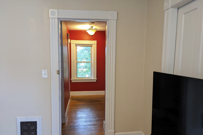 Front hallway - Room for Rent - Downtown Northampton - All Inclusive