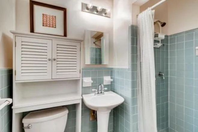 master bathroom - 613 Park Ln Split Level