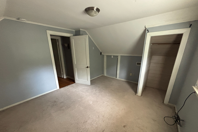 Room 1 - House/20 min drive to campus