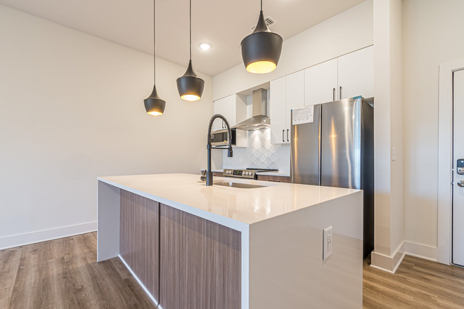 kitchen - Stunning Condo - Only 10 mins from Campus!