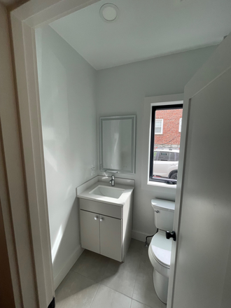First floor Bathroom - 27 GreyCliff Rd, spacious unit close to campus and off campus life.