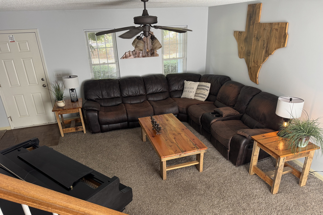 Living room - Spacious Rental Home on Berkeley Dr Close to Clemson Campus, no application fee