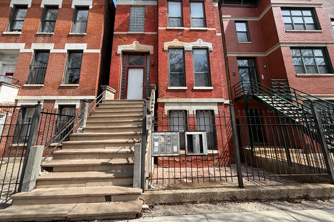 Outside of building - Looking for ONE female roomate in spacious 3 bedroom apartment on campus