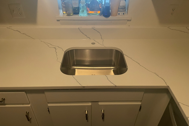 New quartz countertop!! - STEPS TO CAMPUS!! Townhome