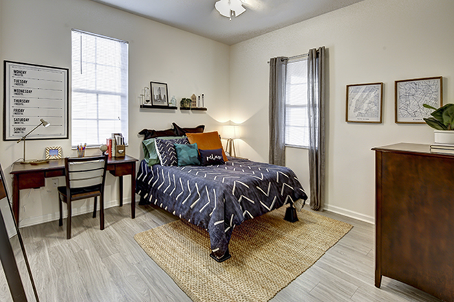 Bedroom - <1 mile from USF campus, hardwood floors, 9-ft ceilings, professional management, next to a bus