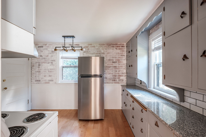 Frig - Beautiful ground-level duplex unit- $1,750 per month Duplex