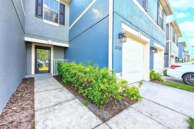 Outside entrance view - 2 Rooms Available – Female Only – 10 Min to UCF, Next to Waterford Lakes Towne Center Townhome