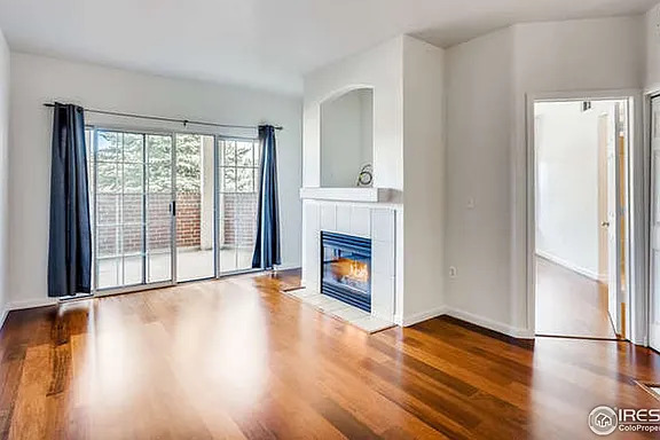 Living room looking towards balcony - Room for rent