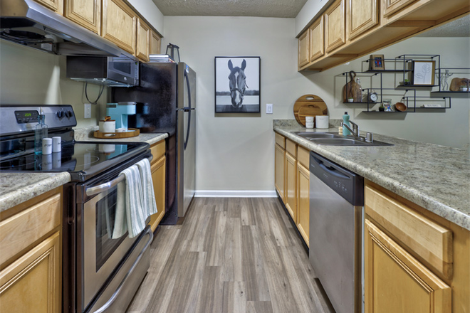 Kitchen - Royal Lexington Apartments